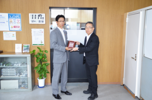 京都銀行金閣寺支店長より記念盾を頂きました。